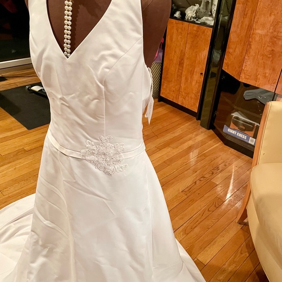 David’s bridal halter gown size 12, white, new with tag - Picture 4 of 10